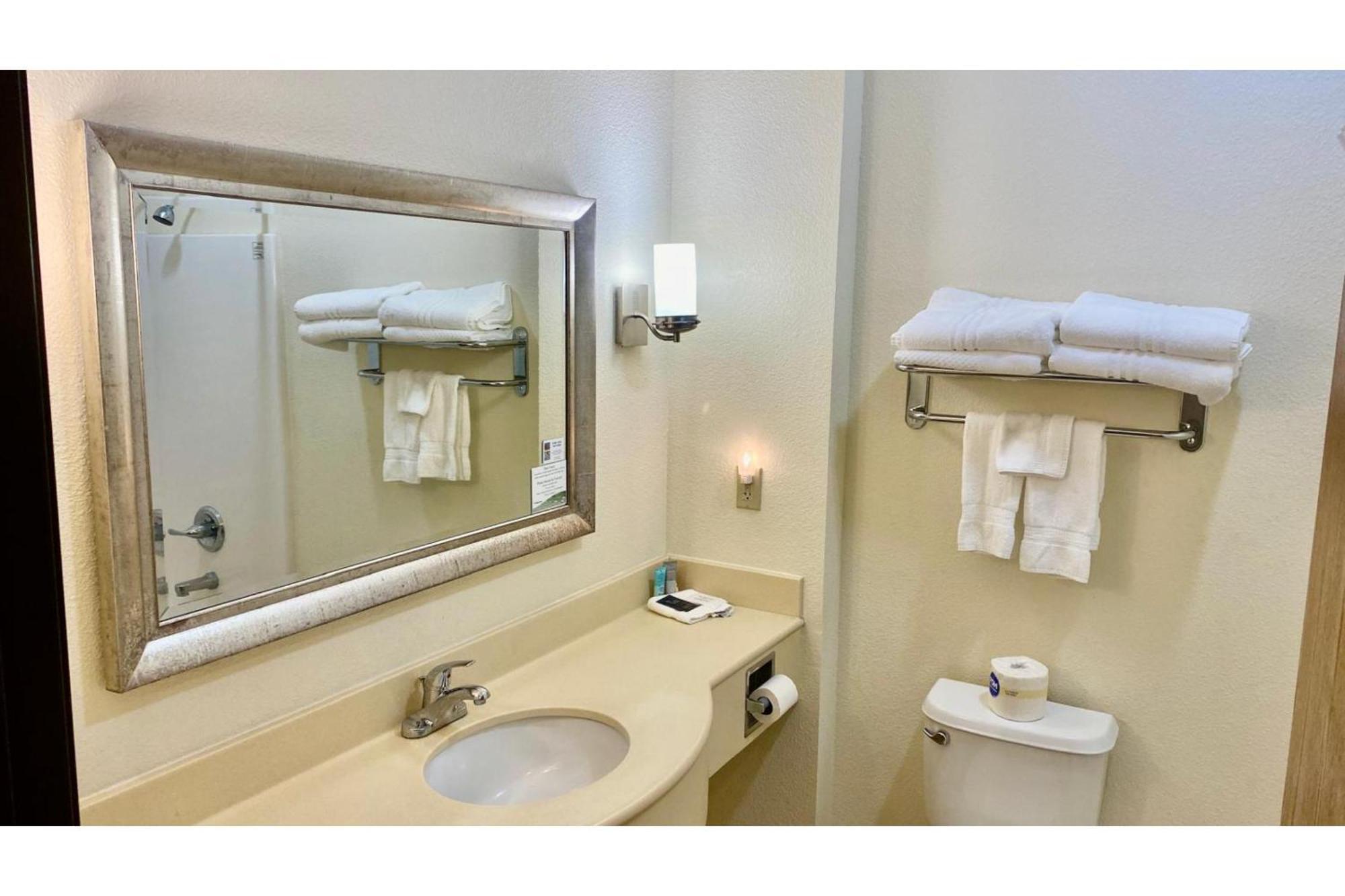 Park View Inn & Suites Hoisington Near Great Bend Exteriör bild